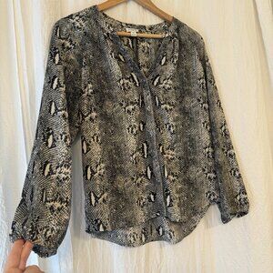 J Crew Women’s Long Sleeve Snakeskin Print Button Up Raglan Top Size Sm‎ V-Neck